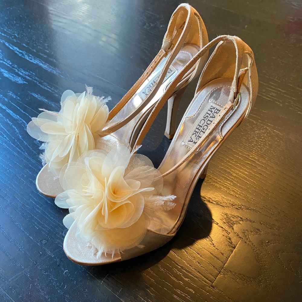 BADGLEY MISCHKA SZ 7 SATIN FLOWER PUMPS